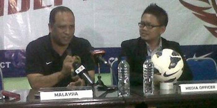 Dollah Salleh, pelatih Timnas Malaysia (kiri) saat jumpa pers di ruang VVIP GOR Delta Sidoarjo.

