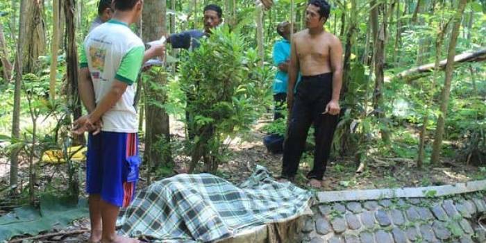 Karena tidak ditemukan tanda-tanda penganiayaan, mayat langsung diserahkan ke keluarga. foto: feri/ BANGSAONLINE