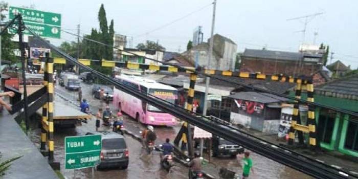 Kondisi jalan yang macet dan tergenang.