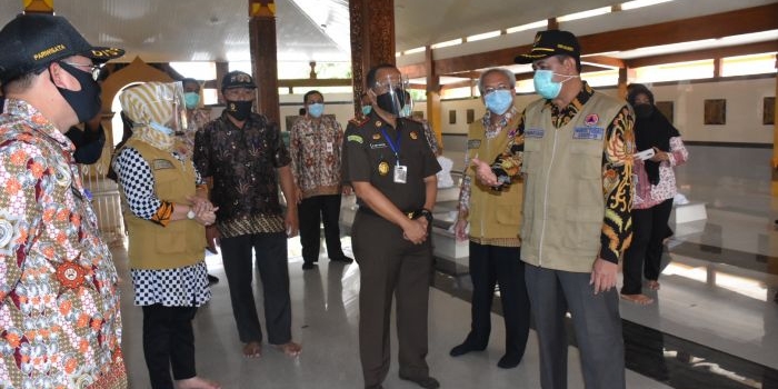 Bupati Pungkasiadi usai meresmikan Pasar Tangguh Tanjungsari. 