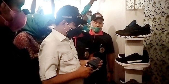 Menteri Desa PDTT, Abdul Halim Iskandar, saat meninjau produk sepatu UMKM Desa Medali.