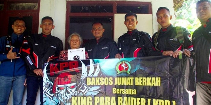 Komandan Yonif Para Raider 503/Mayangkara, Letkol (Inf) Roliyanto, bersama komunitasnya saat memberi bantuan untuk warga terdampak pandemi Covid-19.