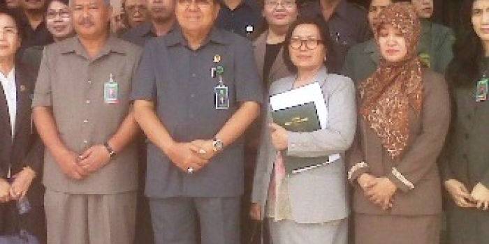 Ketua Hakim Tinggi Jatim Soemarsono diapit Ketua PN Mojokerto.foto:agus/BANGSAONLINE