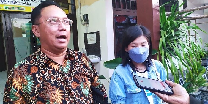 
Diana Soewito bersama kuasa hukumnya, Andri Rohmad Martanto usai proses mediasi.
