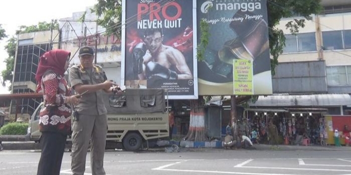 Wali Kota Mojokerto Ika Puspitasari didampingi Kepala Satpol PP Dodik Murtono saat melakukan sidak reklame awal tahun 2020.