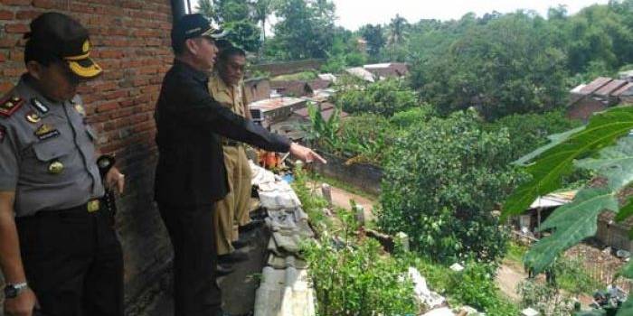 Abah Anton, Wali Kota Malang saat meninjau lokasi longsor di salah satu rumah warga. foto: iwan irawan/ BANGSAONLINE