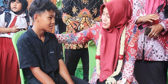Bupati Mojokerto, Ikfina Fahmawati, saat berbincang dengan warga penerima BSPS usai penyerahan bantuan di Trowulan.

