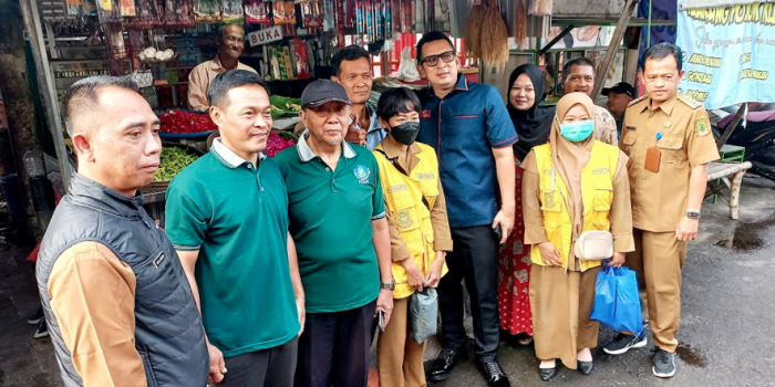 Warga bersama relawan Dinsos P3A foto bareng bersama Pj Wali Kota Mojokerto usai kegiatan Baksos (dok. ist)