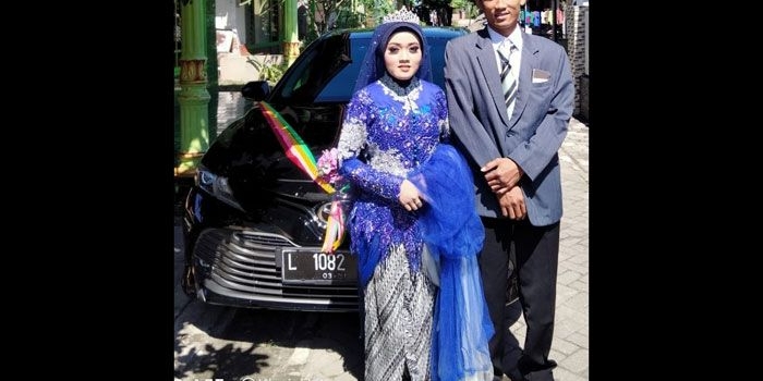 Pasangan pengantin baru Muhammad Sofa dan Nanda Safitri usai naik mobil mewah gratis dari ASC Foundation.