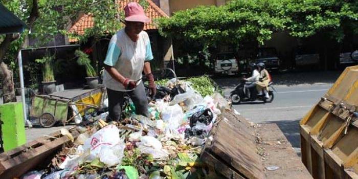 Pemulung memilah sampah plastik di pembuangan sementara sebelum diangkut di pembuangan akhir. foto: feri/ BANGSAONLINE