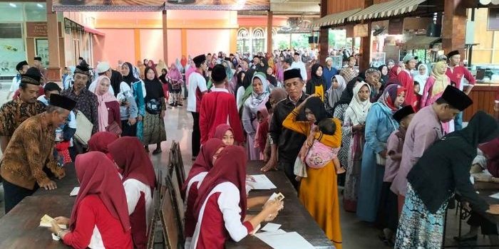 Jamaah pengajian Wisata Kampung Coklat Blitar saat menerima THR.
