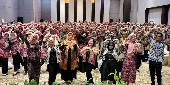 Foto bersama para tenaga lini lapangan dengan pejabat dan narasumber saat sosialisasi di Banyumas, Jawa Tengah.