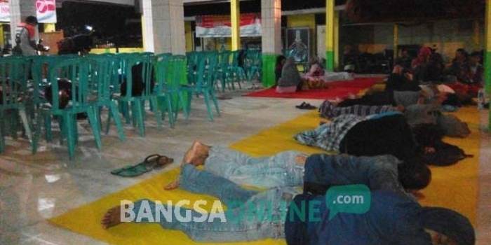 Sejumlah warga yang tidur di teras kantor Kecamatan Ngoro, Kabupaten Jombang untuk mengurus pembuatan e-KTP. foto: ROMZA/ BANGSAONLINE.