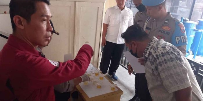 Si Dokkes dan Si Propam Polres Mojokerto Kota saat melakukan tes urin kepada puluhan anggota.