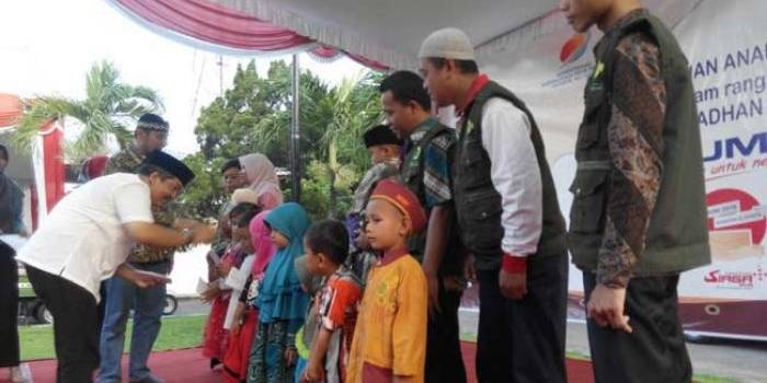 Sejumlah pengurus Lazisnu Kabupaten Jombang saat mendampingi anak yatim menerima santunan di halaman kantor Telkom Jombang, Jumat (24/6) sore. foto:  ROMZA/ BANGSAONLINE