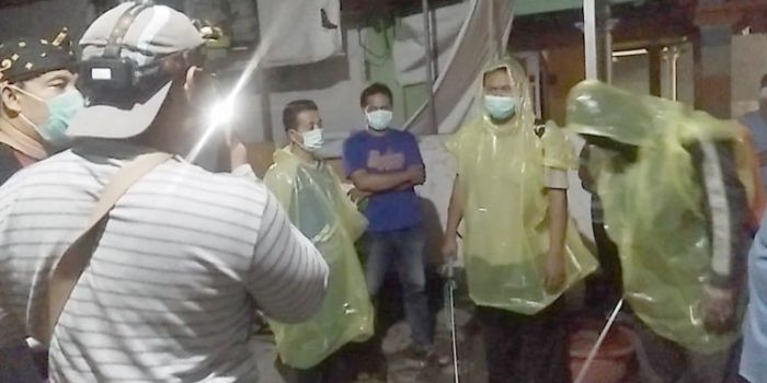 Nampak warga RT 1 RW 2 Meri Kota Mojokerto bahu membahu secara mandiri melakukan penyemprotan disinfektan.