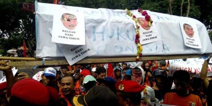 Massa berseragam Pemuda Pancasila mengusung keranda saat aksi demo di depan Kantor Kejati Jatim, Senin (21/3). foto: mtrv