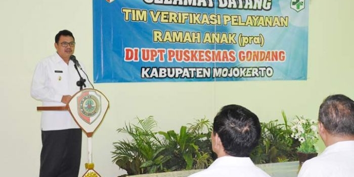 Wabup Pungkasiadi ketika menyambut Tim Verifikasi Pelayanan Ramah Anak. Ia menegaskan Pemerintah Kabupaten Mojokerto telah berkomitmen untuk memenuhi hak dan perlindungan anak dalam mewujudkan Kabupaten Mojokerto sebagai Kabupaten Layak Anak.