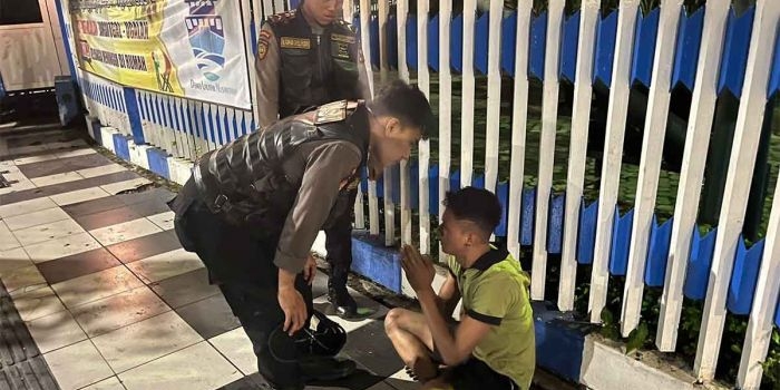 Petugas saat menangkap pencuri kabel Telkom di Surabaya.