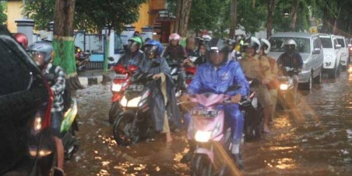 CAMPUR LUMPUR: Tampak antrean kendaraan di salah satu jalan protokol. foto: suwandi/ BANGSAONLINE