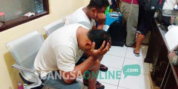 Dua pelaku tertunduk lemas saat diamankan di Mapolres Lumajang.