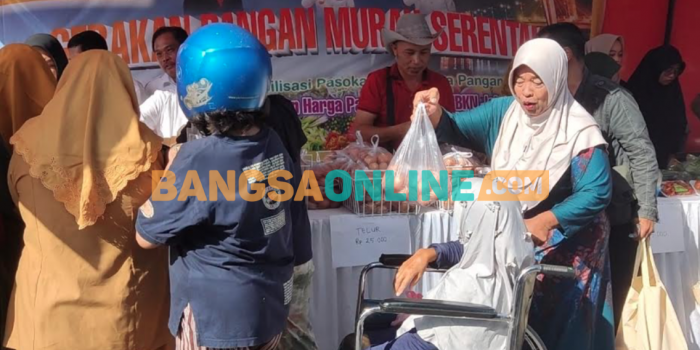 Warga saat berbelanja di pasar murah di depan TMP Kota Kediri (foto: MUJI HARJITA/BANGSAONLINE.com)