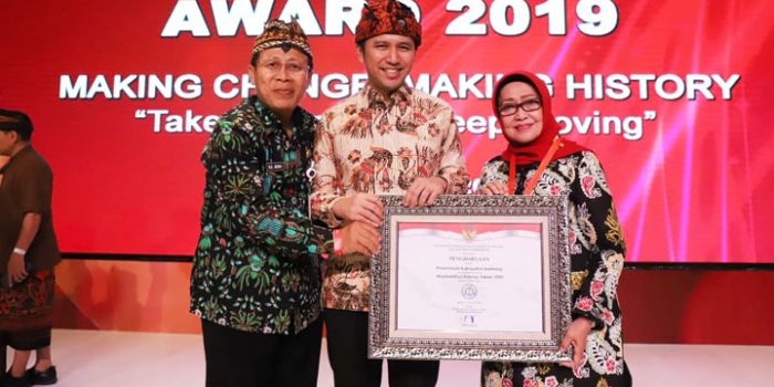 Bupati Jombang, Hj. Mundjidah Wahab menunjukkan piagam SAKIP Award didampingi Wagub Jatim Emil Dardak.