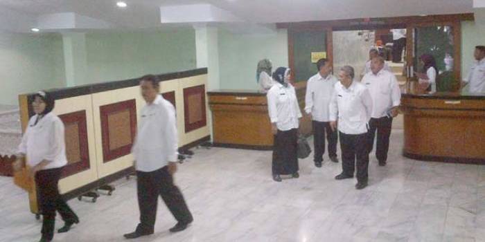 Sejumlah pejabat keluar dari ruang rapat paripurna DPRD Jombang setelah rapat dinyatakan batal, Kamis (30/6). foto: ROMZA/ BANGSAONLINE
