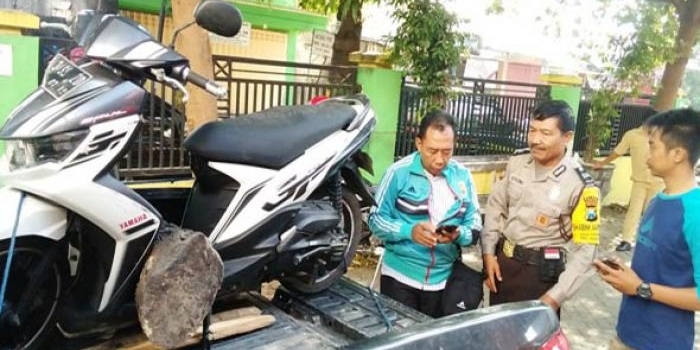 Kendaraan korban saat diamankan polisi. foto: Rony Suhartomo/ BANGSAONLINE