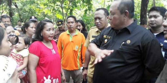 Wawali Suyitno diserbu warga yang menuntut kompensasi dari TPA. foto: yudi eko purnomo/ BANGSAONLINE