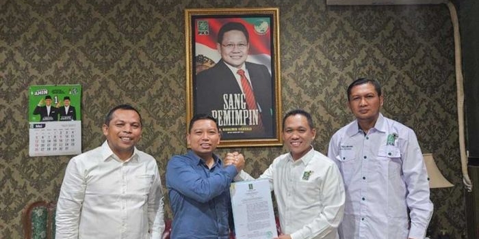 Mantan Bupati Lumajang Thoriqul Haq menerima surat keputusan DPP PKB untuk maju di Pilkada Lumajang 2024, Selasa (14/5/2024). Foto: Dok. PKB Lumajang.