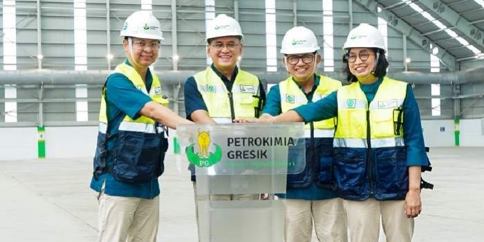 Dirut PI Rahmad Pribadi (dua dari kiri) didampingi Dirut Petrokimia Gresik Dwi Satriyo Annurogo (dua dari kanan) dan jajaran direksi memencet tombol saat hadir di peringatan HUT PG ke-52. Foto: Ist.