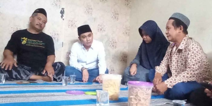 Wakil Bupati Mojokerto, Muhammad Al Barra atau yang akrab disapa Gus Barra, saat mengunjungi keluarga siswi SMPN 1 Kemlagi yang jadi korban pembunuhan.