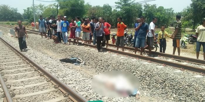 Korban Laka perlintasan kereta api tanpa palang pintu di Desa Jatipelem sebelum dievakuasi. (foto: rony suhartomo/bangsaonline)