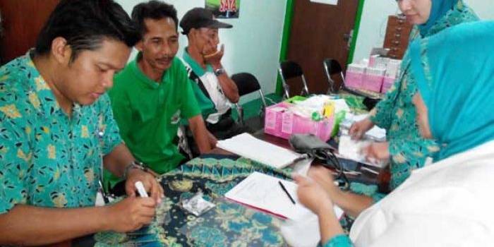  Tim relawan SMKN 1 turut membantu tim medis melayani kesehatan muktamirin. (yudi ep/BANGSAONLINE)