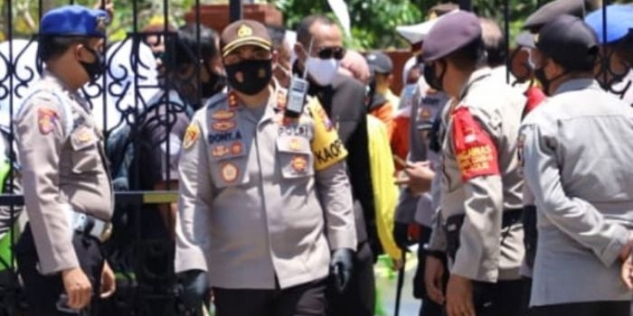 Kapolres Mojokerto, AKBP Dony Alexander memimpin langsung pengamanan unjuk rasa. (foto: ist).