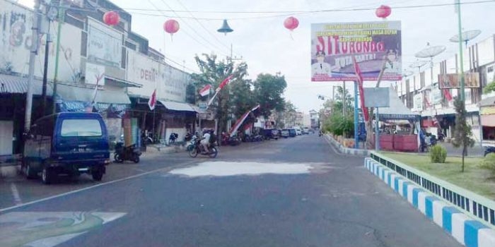 Jalan Irian Jaya di Kelurahan Mimbaan Panji, Situbondo.