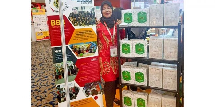 Sumini bersama produk olahan semanggi dan semanggi instan miliknya saat event IIFEX (Indonesia International Food Expo) di Grand City Surabaya, 27-30 Juni 2024. Foto: Ist.