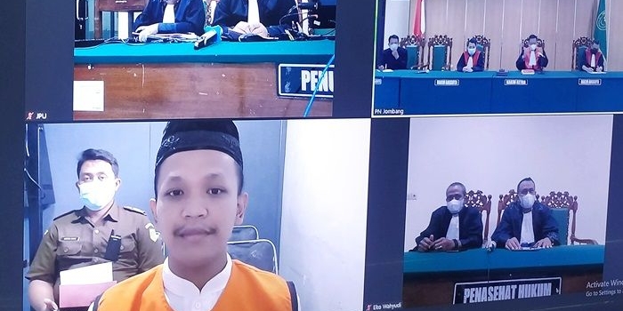 Memakai rompi oranye, tersangka Tubagus Muhammad Joddy menjalani sidang di Pengadilan Negeri (PN) Jombang.