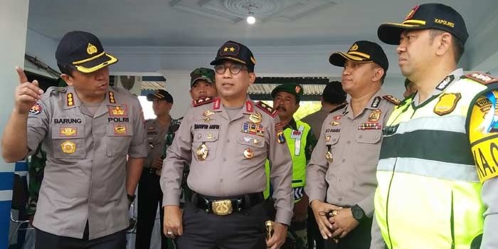 Kapolda Jatim meninjau arus balik di Simpang Mengkreng. foto: RONY S/ BANGSAONLINE