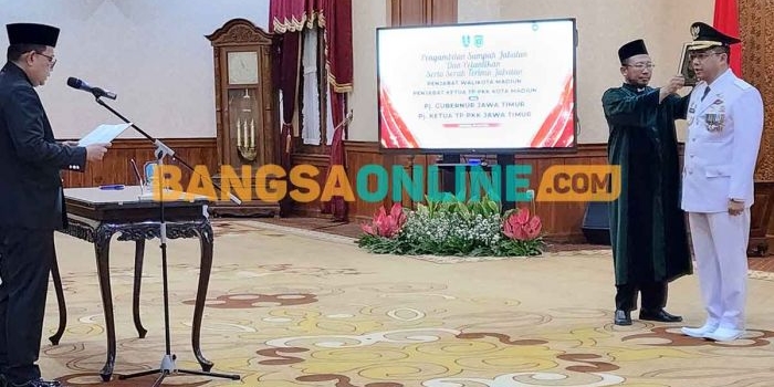 Pj Gubernur Jatim, Adhy Karyono, mengambil sumpah jabatan dan melantik Eddy Supriyanto sebagai Pj Wali Kota Madiun. Foto: DEVI FITRI AFRIYANTI/BANGSAONLINE