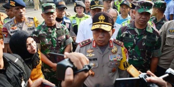 Pangdam V/Brawijaya Mayjen TNI Arif Rahman, MA  mendampingi Kapolda Jatim, Irjen Pol Machfud Arifin memberi keterangan pers.