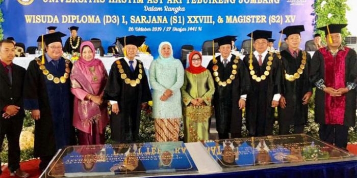 Khofifah Indar Parawansa saat menghadiri Wisuda ke-28 Unhasy yang diikuti 546 wisudawan dari D3 (ke-1), S1 (ke-28), dan S2 (ke-15). foto: ist