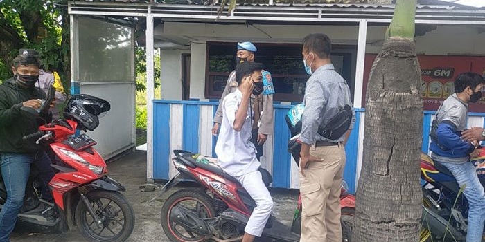 Bagi-bagi masker kepada pengendara yang dilakukan oleh Polsek Magersari.