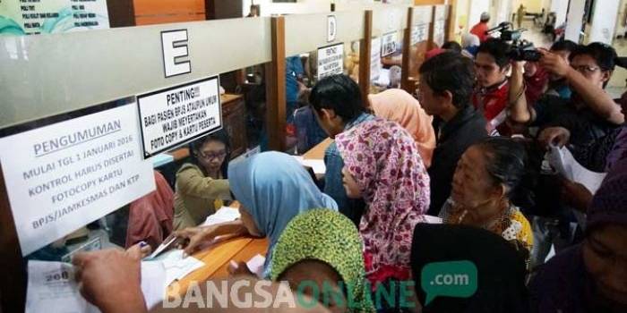 Peserta BPJS sedang mengurus pembayaran di RSUD Kabupaten Jombang. foto: rony suhartomo/ BANGSAONLINE