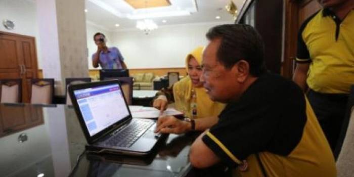 Wali Kota Mojokerto Masud Yunus ketika coba lapor SPT online sendiri. foto:yudi eko purnomo/BANGSAONLINE