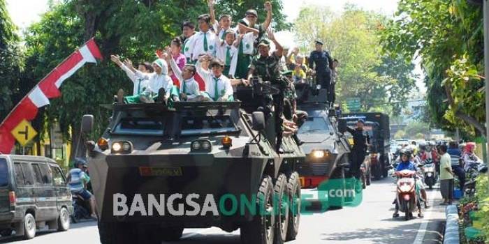 Ratusan warga dan anak-anak antusias melihat dan menaiki Panser. foto: RONY S/ BANGSAONLINE