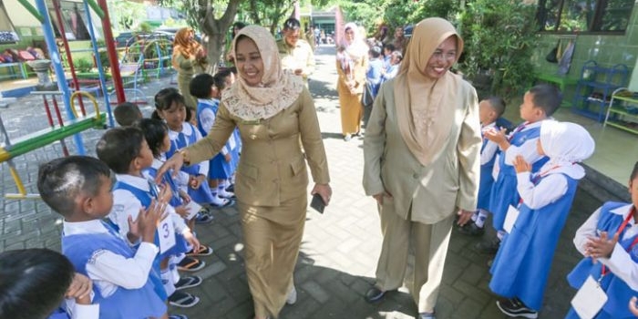 Wali Kota Mojokerto Ika Puspitasari melakukan peninjauan di TK Negeri Pembina Prajurit Kulon.