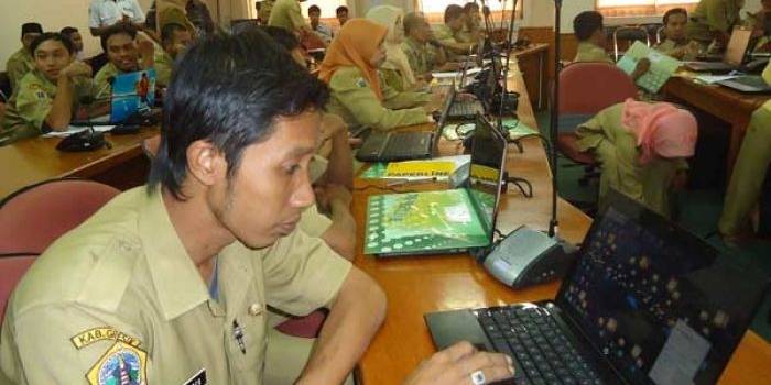 Para perangkat saat pelatihan pembuatan email. foto: syuhud/ BANGSAONLINE