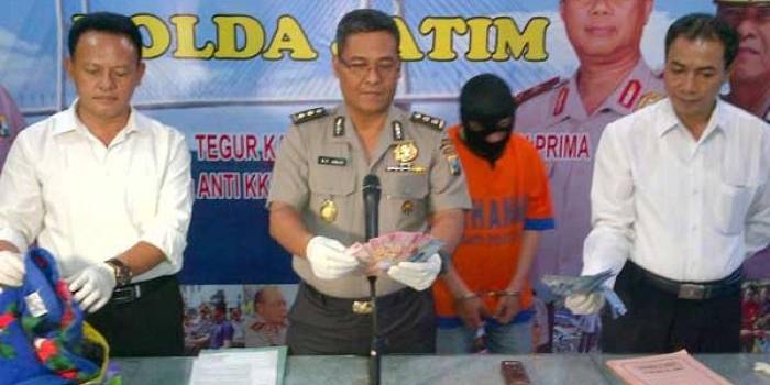 Kabid Humas Polda Jatim dan unit Renata menujukan barang bukti dan tersangka. (foto: rusmiyanto/BANGSAONLINE)